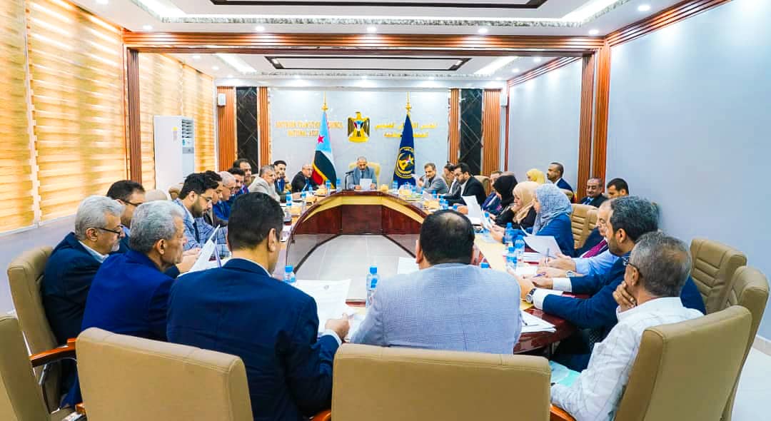 هيئة الرئاسة تشدد على سرعة إنجاز مصفوفة الحلول العاجلة لوقف التدهور الاقتصادي والخدمي وآليتها التنفيذية المزمنة

الأحد ٢ يونيو ٢٠٢٤م

عقدت هيئة رئاسة المجلس الانتقالي الجنوبي اليوم الأحد، اجتماعها الدوري، برئاسة الرئيس القائد عيدروس قاسم الزُبيدي، رئيس المجلس، بحضور وزراء المجلس