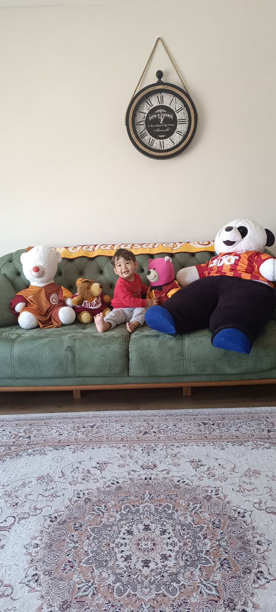 14 aylık 3 kupa gördü. Tribüne gidemediği için tribünü kendi oluşturuyor. Tam bir Galatasaray aşığı #şampiyonçocuklar <a href="/GalatasaraySK/">Galatasaray SK</a>