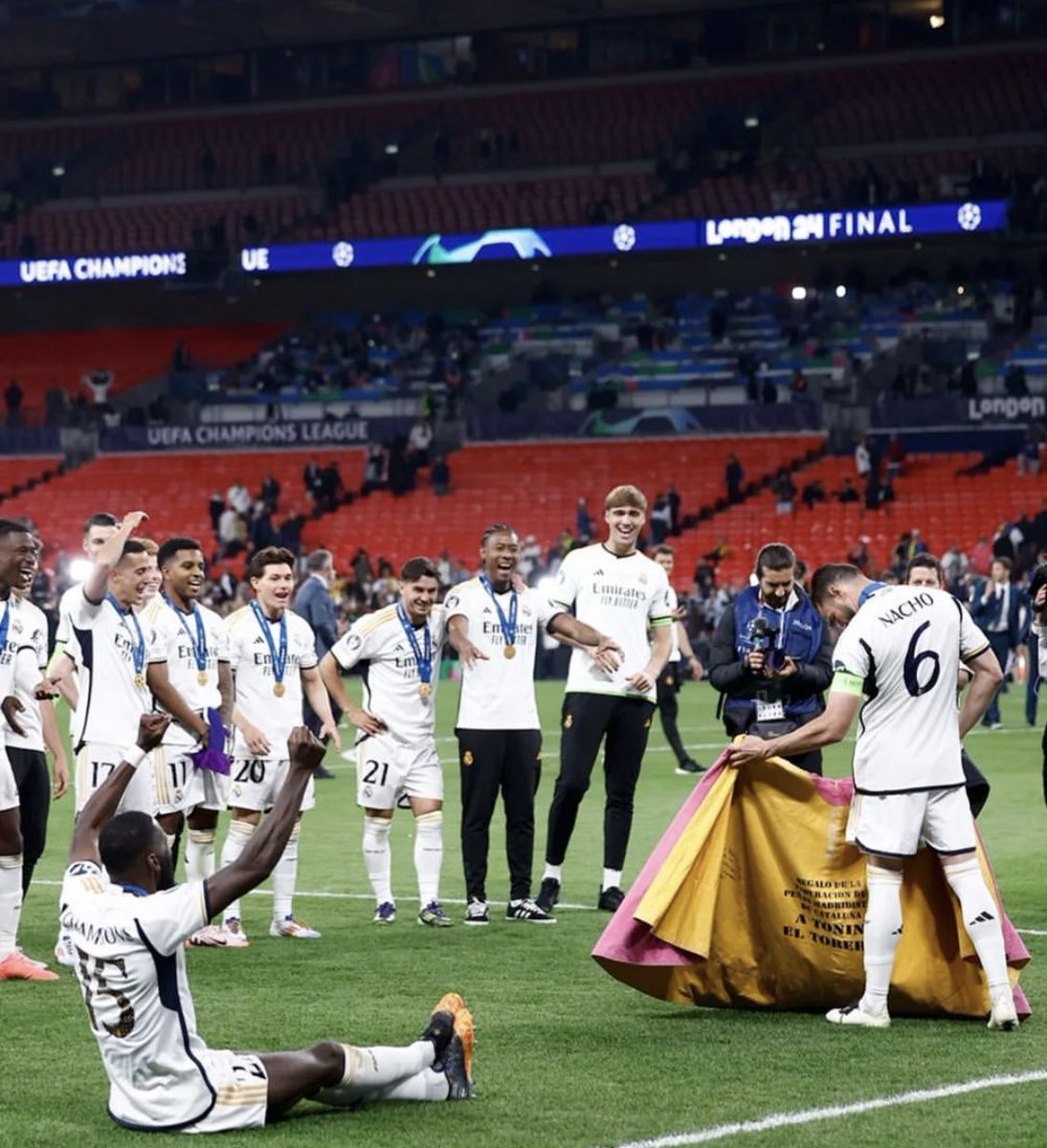 Este tío (Rudiger), se muere de ganas por pegar unos lances con esa tela que tan bien mece Nacho. Es una foto que ha compartido el propio Rudiger en su cuenta personal. De hecho, el único que ha compartido una foto de Nacho toreando.