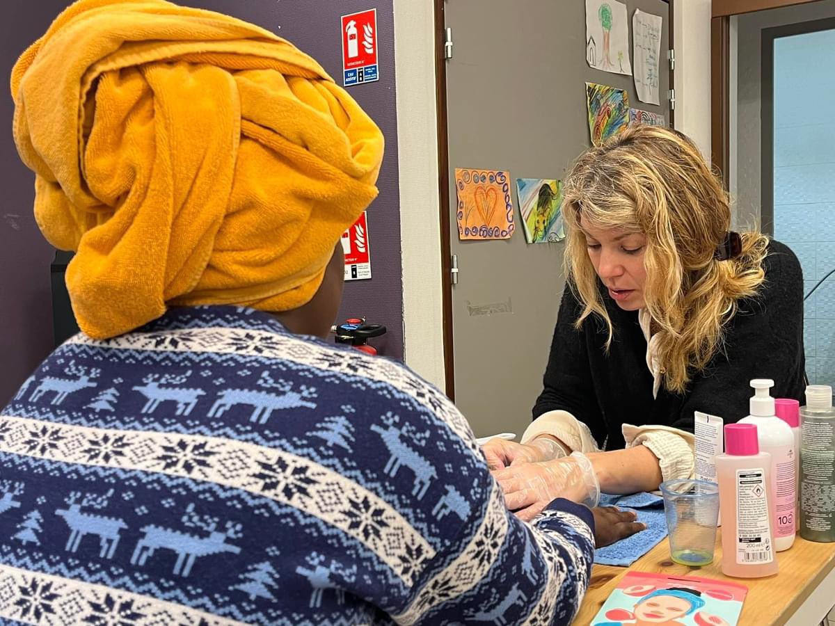 Fidèles à notre rdv du 1er dimanche du mois, nos bénévoles et nos voisines de la rue se sont retrouvés pour une matinée de soins, de bien-être et d’échanges à la Halte Femmes de <a href="/AssoAurore/">Association Aurore</a>. Et il paraît que la prochaine fois, il y aura une fête …. 🤫
