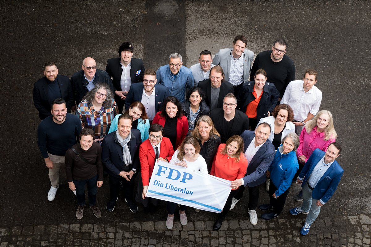 fdp_stadtbern's tweet photo. Kick-off für die Stadtratswahlen mit Inputs von Sandra Hess, Präsidentin @fdp_bern, Gemeinderatskandidatin @FS_Schmid &amp; @PerparimAvdili, Präsident @mehblau. Für gesunde Finanzen, eine wirksame Wohnbaupolitik &amp; einen innovativen Wirtschaftsstandort braucht es mehr FDP. #WahlBern24 https://t.co/kRnvQNZQxW
