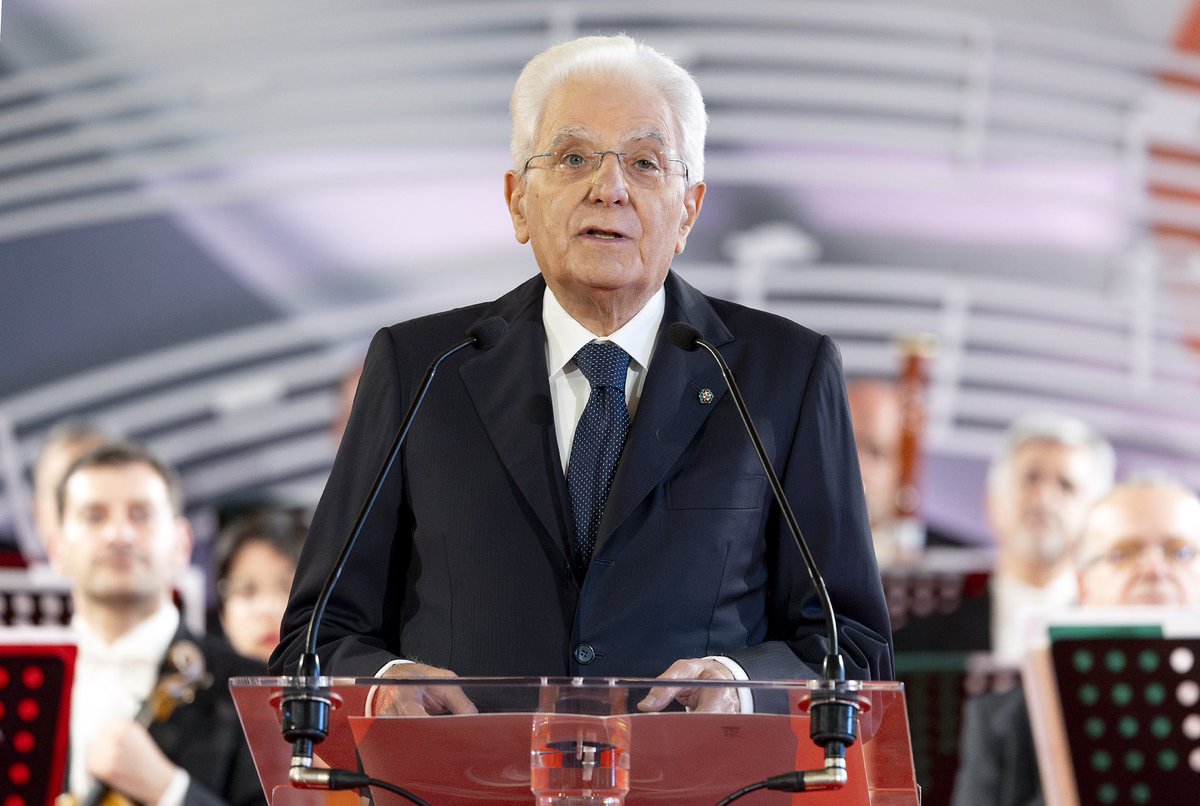 leo_cecchi91's tweet photo. Che vergogna la Lega e Salvini che attaccano frontalmente e apertamente il Presidente Mattarella per aver parlato oggi, durante la festa della Repubblica, di “sovranità europea”, assieme a quella italiana.

Salvini è Ministro e Vicepremier e queste penose sgrammaticature istituzionali, fatte perché hanno strizza di finire sotto il 7%, sono grottesche, vergognose, indecenti. E per altro frutto di un’ignoranza monumentale, evidentemente propria di questi soggetti. Il patriottismo repubblicano che oggi celebriamo è infatti figlio di quello risorgimentale, che si è sempre accompagnato a un concetto di sovranità europea. La Giovine Italia di Mazzini faceva paio con la Giovine Europa. Garibaldi, Cattaneo e tanti altri patrioti furono antesignani dell’europeismo per come lo conosciamo oggi.

In un mondo non di giganti, ma di titani come quello di oggi, non immaginare una sovranità europea oltre che italiana è il miglior modo per farsi spazzare via dallo scenario internazionale.

Al Presidente, che ha detto una cosa giusta, solidarietà per questo attacco figlio dell’ignoranza e di tatticismo politico da quattro soldi.