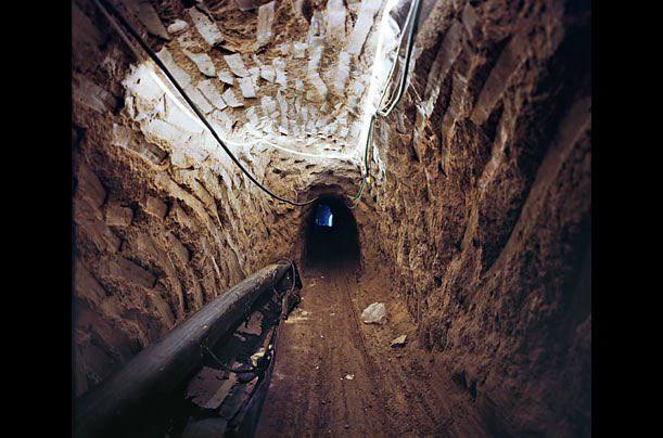 Nouveaux détails de l'opération de l'IDF à Rafah :

1. Les FDI ont localisé plus de 10 tunnels de contrebande le long du corridor de Philadelphie, qui s'étend de Gaza à l'Égypte. Certains de ces tunnels ont été détruits et les FDI s'efforcent d'éliminer les autres.

2. Extension