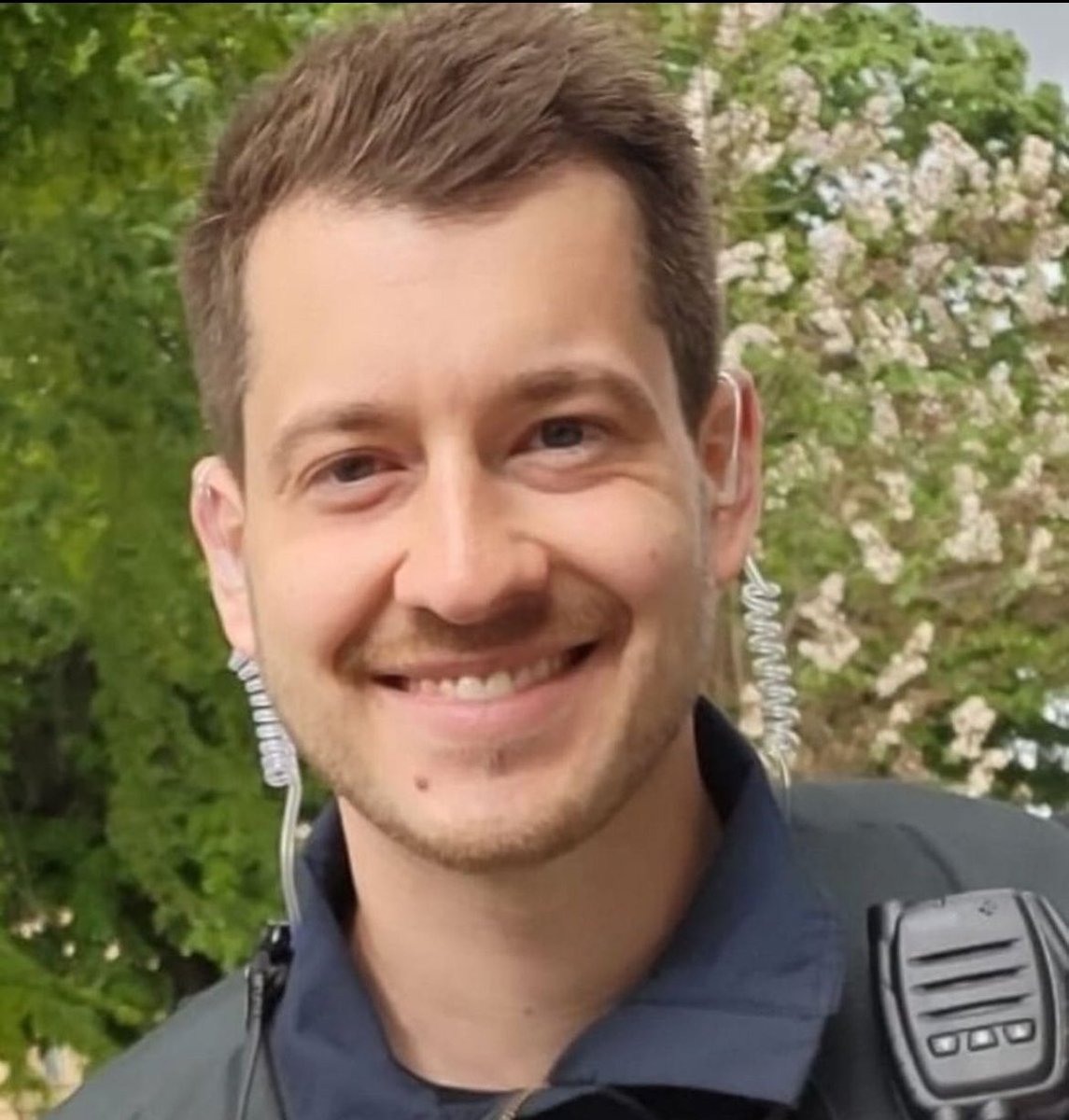 Der Polizist von #Mannheim hat einen Namen. Rouven L. Es gibt kaum Hoffnung für ihn. Eine Herz-Lungenmaschine hält ihn noch am Leben. Aber ich hoffe sehr, dass ein Wunder geschieht. Für ihn &amp; seine Angehörigen. Er ist erst Ende 20. Es hätte nie so weit kommen müssen/dürfen. Es