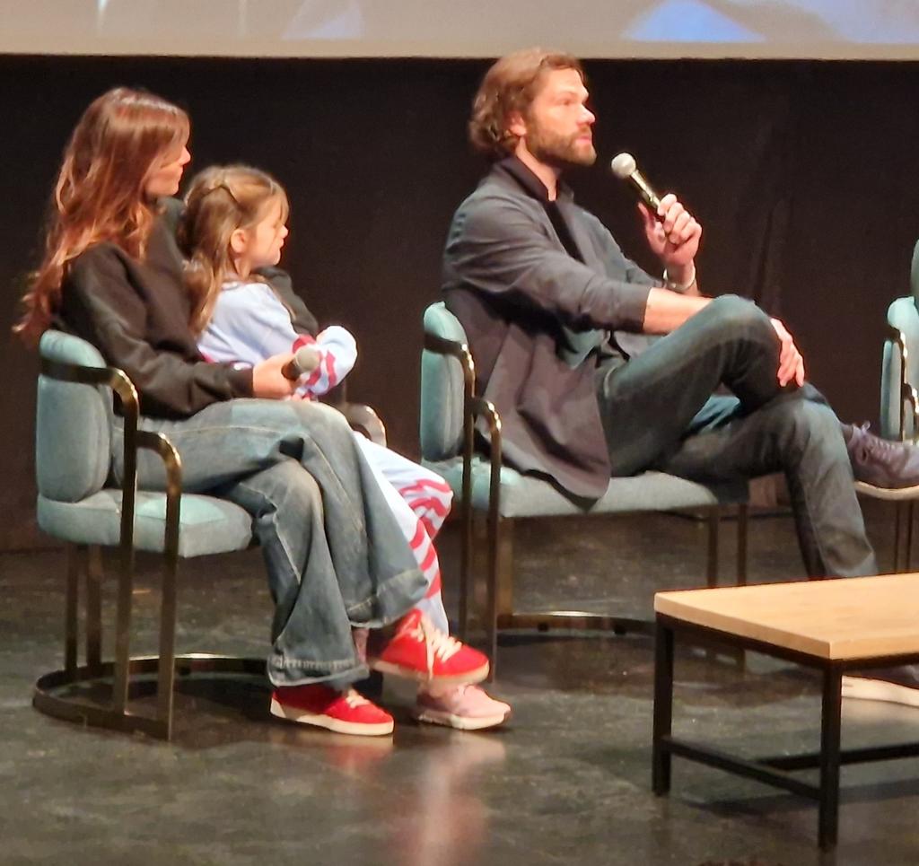 GroovyGirl88's tweet photo. The Padaleckis day 2 - starring Odette! Tom and Shep were there too 🥰 #DarkLight6 #ParisCon #JaredPadalecki #GenevievePadalecki https://t.co/kedRIfuJ7k