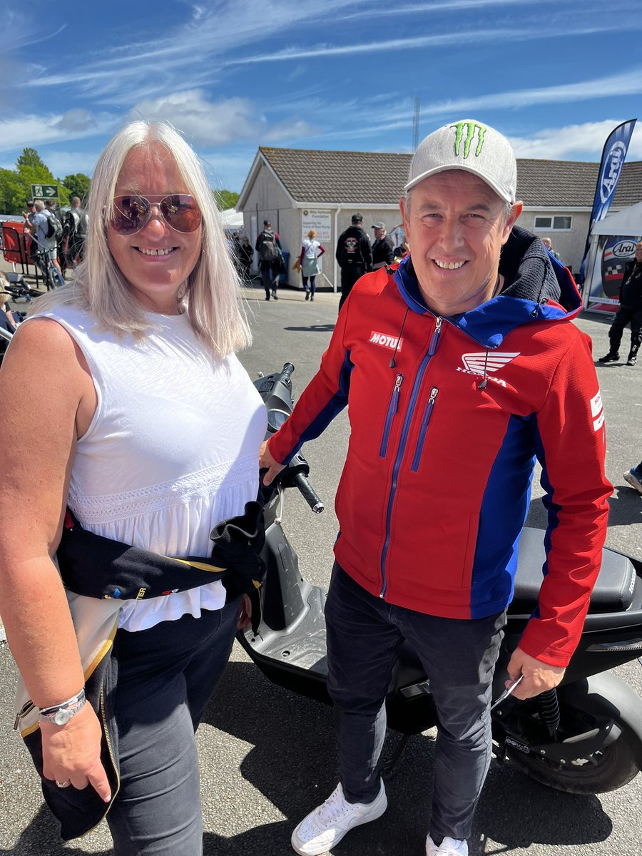 What I love about the #TT2024 is the fact that, no matter how busy they are, the riders are happy to stop and have their photo taken with fans. Just now <a href="/jm130tt/">John McGuinness MBE</a> took the time for a photo 🏍️🏍️🏍️🏍️🥰🥰🥰🥰