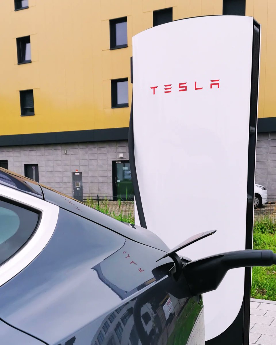 muckelina's tweet photo. Heute mal just for fun die #bkworld Lounge und den Tesla #supercharger getestet. Megacooles Konzept, was wir sicher in anderen Städten nutzen werden 🔥 https://t.co/riWQt100HU