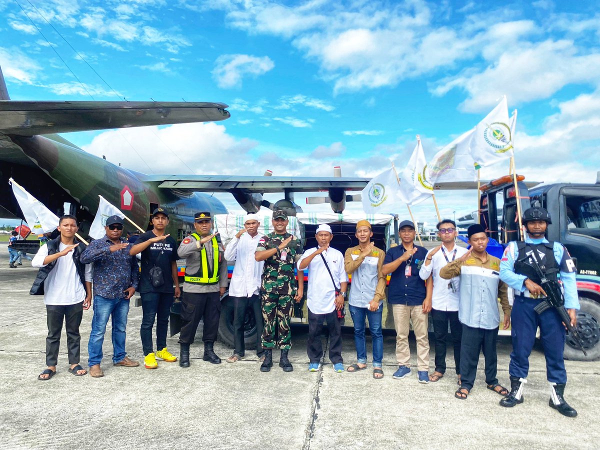 Danlanud Yohanis Kapiyau Timika Bantu Proses penjemputan Al-Quran Akbar Untuk Lomba MTQ Se-Tanah Papua

Pen YKU. Timika. Bertempat di Bandara UPBU Mozes Kilangin Timika, Kel. Kwamki, Distrik Miru, Kab. Mimika, Provinsi Papua Tengah. Komandan Lanud Yohanis Kapiyau Timika Letkol