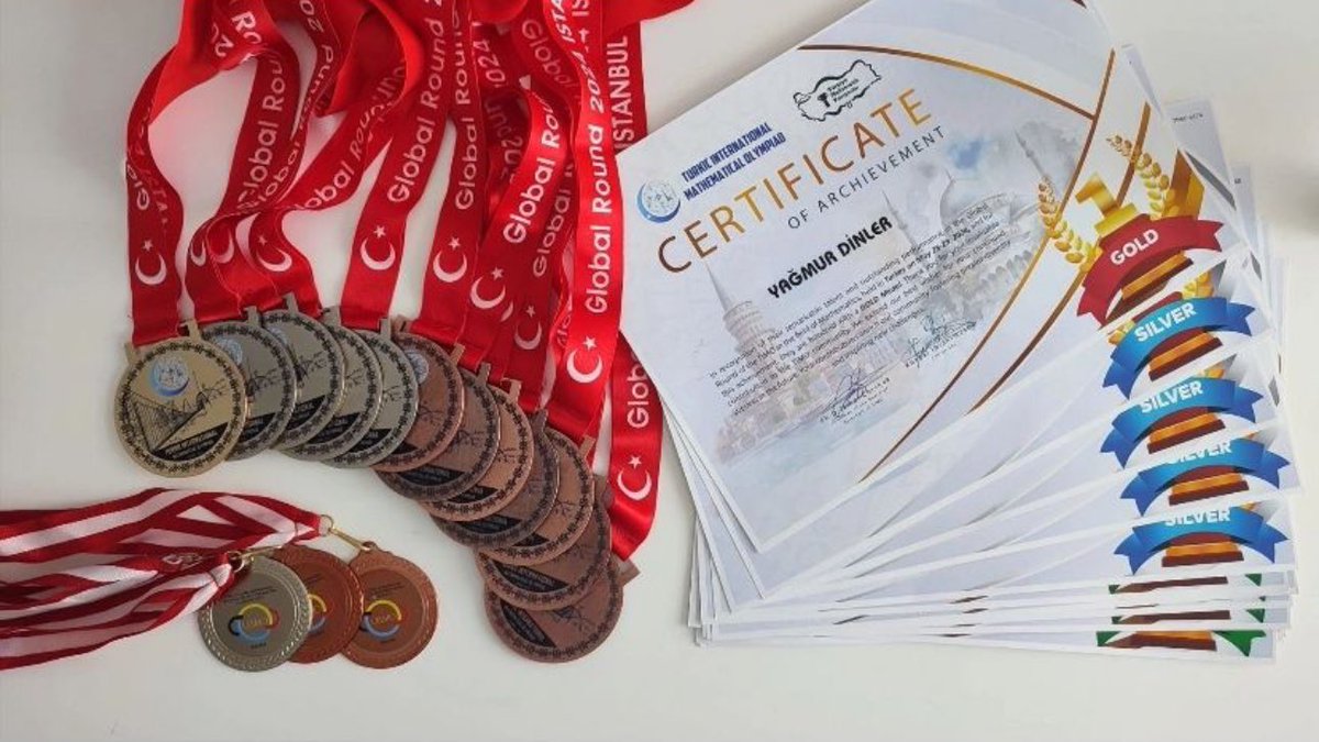 zehratopaloglu_'s tweet photo. Bilnet Okulları öğrencilerinden büyük başarı🏅🏅🏅

Uluslararası Antalya Matematik Olimpiyatları ve Türkiye Matematik Yarışmasının İstanbul Üniversitesinde gerçekleştirilen madalya törenine Bilnet Okulları öğrencileri, 

5 Altın🥇
8 Gümüş🥈
14 Bronz🥉

olmak üzere toplamda 27 Madalya ile damga vurdu.

Öğrencilerimize, bizi törende yalnız bırakmayan velilerimize ve bu süreçte emeği geçen tüm öğretmenlerimize teşekkür ederiz.@FatihBilfen