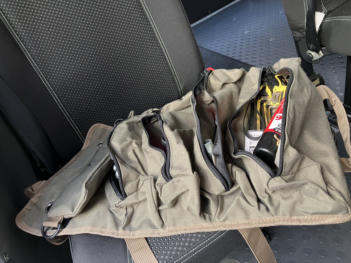 uazlife's tweet photo. 車載工具を工具箱にするかそれ以外かと迷った挙句、走ってる時にガシャガシャするのはウザいなと思い、Alexpressで見つけたコレをポチり。
手軽でいいな。
#uaz #uaz2206 #bukhanka #jubilee #ワズ #ブハンカ #ロシア車 #車中泊 #キャンプ好きと繋がりたい #オートキャンプ #車中泊 #キャンパー https://t.co/X1izXLf0je