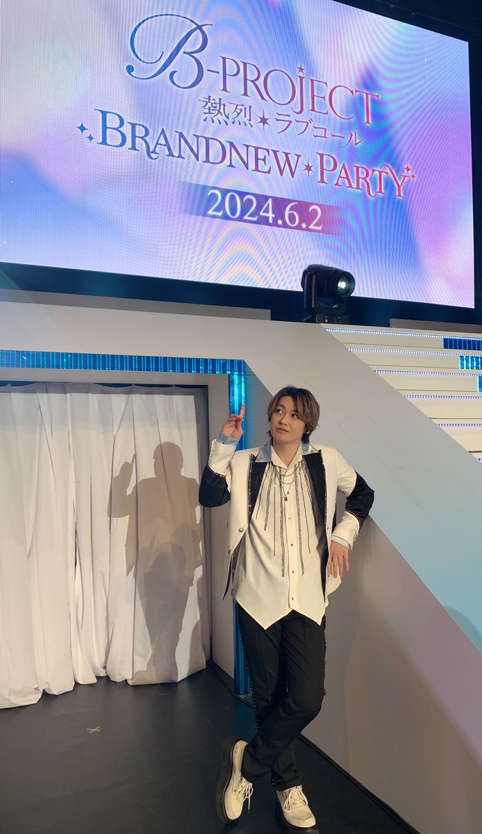 genki_okawa's tweet photo. お待たせしました！
もちろん、ソロ写真も有りますよ。
本日のメイクは実は野目使用です。
顔のアップの写真を拡大してみてね。(ス)

#Bプロ https://t.co/Mc3R7G0S5w