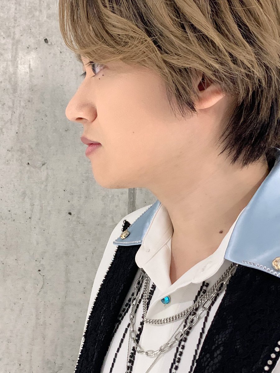 genki_okawa's tweet photo. お待たせしました！
もちろん、ソロ写真も有りますよ。
本日のメイクは実は野目使用です。
顔のアップの写真を拡大してみてね。(ス)

#Bプロ https://t.co/Mc3R7G0S5w