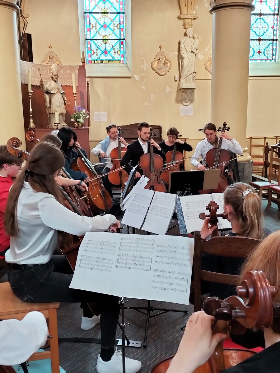 Rendez-vous à 17h à Becco (Theux, Belgique ☺️) pour le concert de violoncelles, sous les regards attentifs de saint Éloi et saint Joseph !