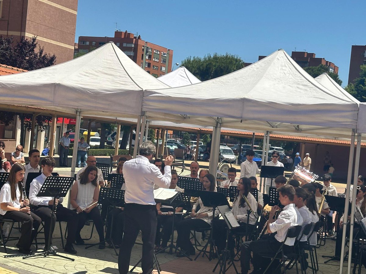 UnionporLeganes's tweet photo. 🎼 CULTURA 
La Concejala @MercedesULEG ha asistido al último concierto de Plaza Activa. Hoy ha sido el turno del Grupo de Percusión y Banda Juvenil de la Escuela-Conservatorio Manuel Rodríguez Sales.
#Uleg #Leganés #SentimosLeganés https://t.co/H8RoQyZ06D