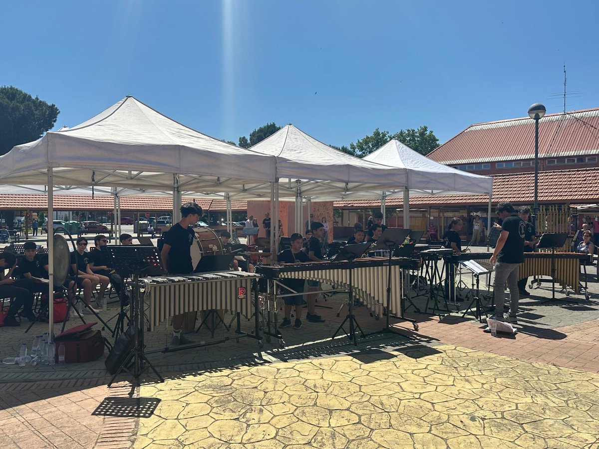 UnionporLeganes's tweet photo. 🎼 CULTURA 
La Concejala @MercedesULEG ha asistido al último concierto de Plaza Activa. Hoy ha sido el turno del Grupo de Percusión y Banda Juvenil de la Escuela-Conservatorio Manuel Rodríguez Sales.
#Uleg #Leganés #SentimosLeganés https://t.co/H8RoQyZ06D