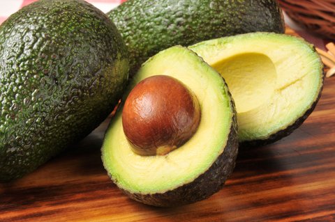 LoriShemek's tweet photo. Gut Issues?  3 Foods to Improve Gut Health:

1. Avocados. A healthy source of fat that helps support gut health (promoting SCFAs), reducing inflammation and helps keep you satiated for a longer period of time. 

2. Olive Oil.  1-2 tablespoons daily can keep your gut lining healthy while delivering gut healthy nutrients and much more. 

3. Pomegranates. These fruits are packed with gut healthy polyphenols. Studies show polyphenols feed healthy gut bacteria (necessary for optimal gut health). 

✨Remember that gut health is the epicenter of every aspect of health and brain health.