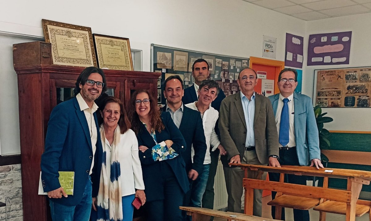 Un honor recibir la visita de la @usie_inspeccion a nuestra exposición #sueñosytizas. Un reconocimiento y un apoyo a nuestros proyectos.
Gracias por compartir una tarde entrañable desbloqueando recuerdos y por enriquecer nuestra exposición con vuestras aportaciones.