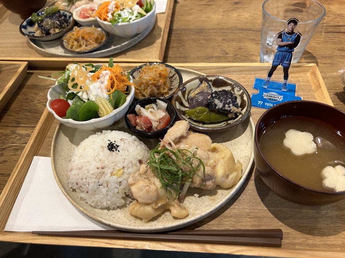 zzzzzz_toumin's tweet photo. FF様と参戦しました🩵
店内はブースターさん多かった印象☺️✨
おばんざい・バスチ最高に美味しかった！
ゆうたくんにはりんごジュースを献上🍎
店員さん皆様お優しかった！お話できて嬉しかったです🥰
次はゆうたくんともコラボお願いします🫶
#GREENTERRACE
#京都ハンナリーズ
#澁田怜音 https://t.co/TWnNSQfxeR
