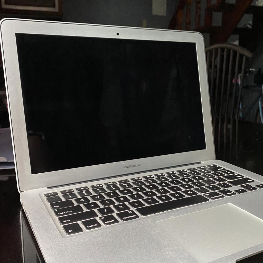 hrjprio's tweet photo. ༘˚ wts lfb macbook air (13-inch, 2017) ph 
   
       — ₱10,000 
 
⤷ 1.8GHz dual-core Intel Core i5, Turbo Boost up to 2.9GHz, with 3MB shared L3 cache
𓍼 128 GB !
⤷ 8GB of 1600MHz LPDDR3 onboard memory 🥣
𓍼 dm / reply to claim https://t.co/pRkKi2Zkwt