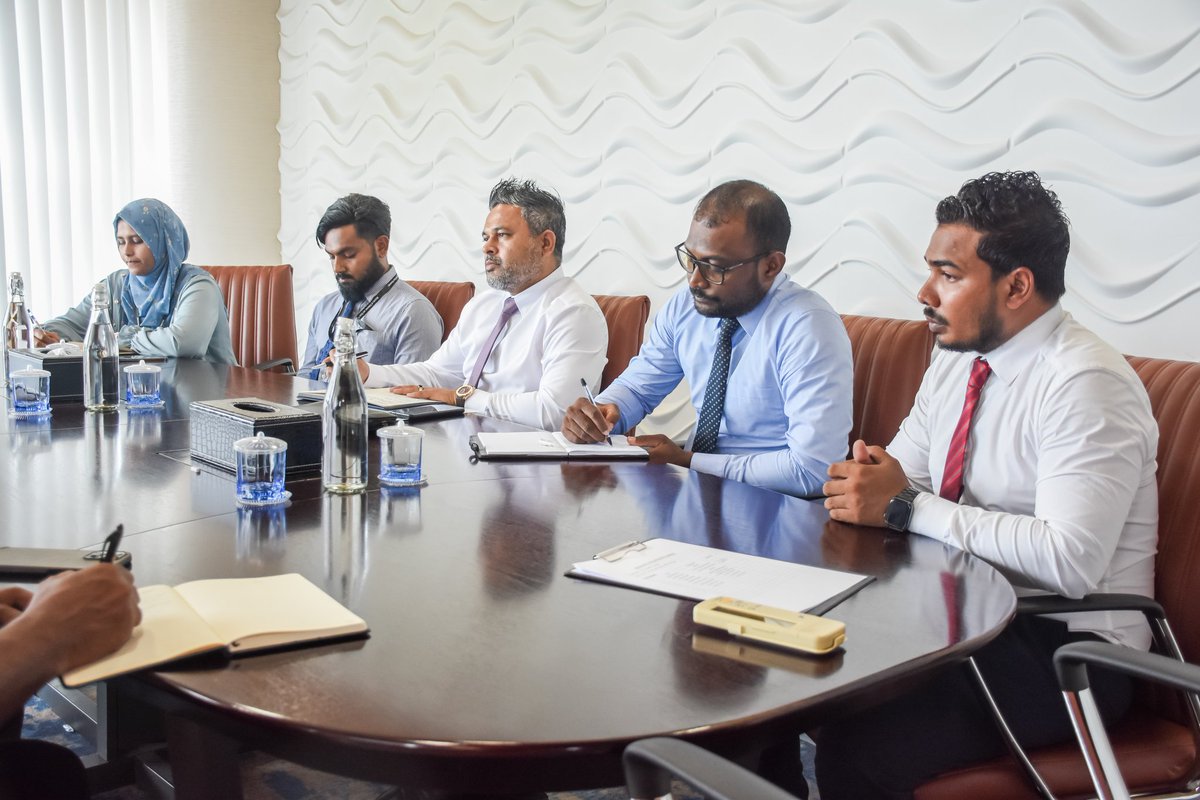 MFAORmv's tweet photo. ށ.ފުނަދޫ ކައުންސިލުން ވަޒީރު އަޙްމަދު ޝިޔާމްއާ ބައްދަލުކުރެއްވުން.

މި ބައްދަލުވުމުގައި ފުނަދޫގައި ޤާއިމުކުރުމަށް ހަމަޖެހިފައިވާ އައިސްޕްލާންޓާއި ފެޑް ސެންޓަރުގެ މަސައްކަތާބެހޭ އެންމެ ފަހުގެ މަޢުލޫމާތު ޙިއްސާކުރެއްވި. 
މީގެ އިތުރުން މަސްވެރިންނަށް ހުރި ފުރުޞަތުތަކާއި ފުނަދޫގައި މަސްވެރިކަމުގެ ސިނާޢަތް ފުޅާކުރުމުގެ ގޮތުން މެރިކަލްޗަރގެ މަސައްކަތް ފެށުމާބެހޭ މަޝްވަރާތައްވެސް ކުރެއްވި.