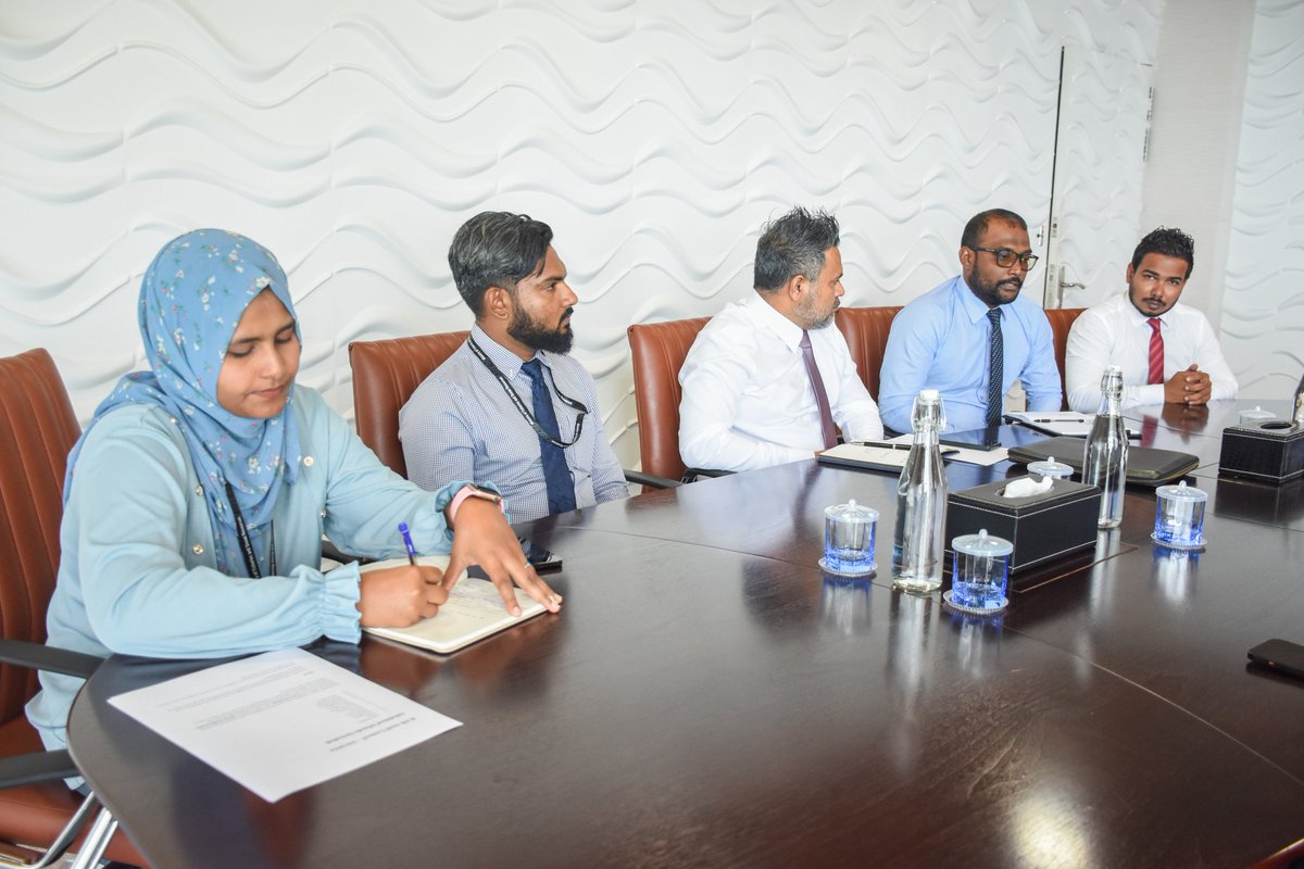 MFAORmv's tweet photo. ށ.ފުނަދޫ ކައުންސިލުން ވަޒީރު އަޙްމަދު ޝިޔާމްއާ ބައްދަލުކުރެއްވުން.

މި ބައްދަލުވުމުގައި ފުނަދޫގައި ޤާއިމުކުރުމަށް ހަމަޖެހިފައިވާ އައިސްޕްލާންޓާއި ފެޑް ސެންޓަރުގެ މަސައްކަތާބެހޭ އެންމެ ފަހުގެ މަޢުލޫމާތު ޙިއްސާކުރެއްވި. 
މީގެ އިތުރުން މަސްވެރިންނަށް ހުރި ފުރުޞަތުތަކާއި ފުނަދޫގައި މަސްވެރިކަމުގެ ސިނާޢަތް ފުޅާކުރުމުގެ ގޮތުން މެރިކަލްޗަރގެ މަސައްކަތް ފެށުމާބެހޭ މަޝްވަރާތައްވެސް ކުރެއްވި.