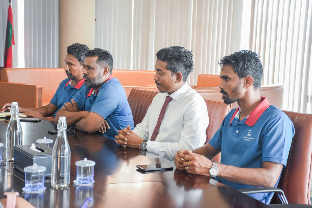 MFAORmv's tweet photo. ށ.ފުނަދޫ ކައުންސިލުން ވަޒީރު އަޙްމަދު ޝިޔާމްއާ ބައްދަލުކުރެއްވުން.

މި ބައްދަލުވުމުގައި ފުނަދޫގައި ޤާއިމުކުރުމަށް ހަމަޖެހިފައިވާ އައިސްޕްލާންޓާއި ފެޑް ސެންޓަރުގެ މަސައްކަތާބެހޭ އެންމެ ފަހުގެ މަޢުލޫމާތު ޙިއްސާކުރެއްވި. 
މީގެ އިތުރުން މަސްވެރިންނަށް ހުރި ފުރުޞަތުތަކާއި ފުނަދޫގައި މަސްވެރިކަމުގެ ސިނާޢަތް ފުޅާކުރުމުގެ ގޮތުން މެރިކަލްޗަރގެ މަސައްކަތް ފެށުމާބެހޭ މަޝްވަރާތައްވެސް ކުރެއްވި.