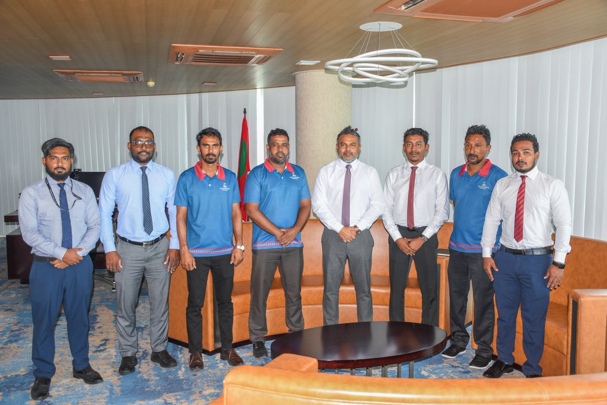 MFAORmv's tweet photo. ށ.ފުނަދޫ ކައުންސިލުން ވަޒީރު އަޙްމަދު ޝިޔާމްއާ ބައްދަލުކުރެއްވުން.

މި ބައްދަލުވުމުގައި ފުނަދޫގައި ޤާއިމުކުރުމަށް ހަމަޖެހިފައިވާ އައިސްޕްލާންޓާއި ފެޑް ސެންޓަރުގެ މަސައްކަތާބެހޭ އެންމެ ފަހުގެ މަޢުލޫމާތު ޙިއްސާކުރެއްވި. 
މީގެ އިތުރުން މަސްވެރިންނަށް ހުރި ފުރުޞަތުތަކާއި ފުނަދޫގައި މަސްވެރިކަމުގެ ސިނާޢަތް ފުޅާކުރުމުގެ ގޮތުން މެރިކަލްޗަރގެ މަސައްކަތް ފެށުމާބެހޭ މަޝްވަރާތައްވެސް ކުރެއްވި.