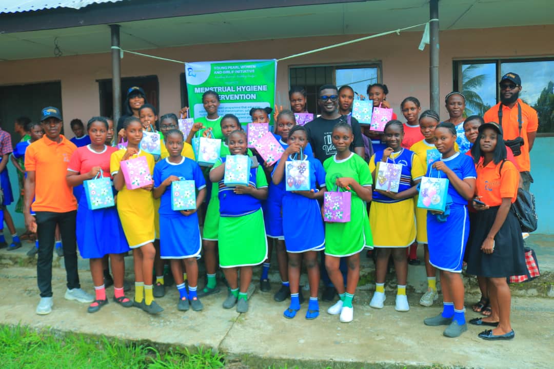 YoungPearlOrg's tweet photo. On Friday, we moved the #ProjectEndPeriodPoverty to #AmazingGraceSchool where we educated over 100 adolescent girls on sexual and reproductive health, menstruation, safe menstrual hygiene practices, proper disposal methods and distributed our menstrual hygiene kits to them. https://t.co/PZPh14fVL8
