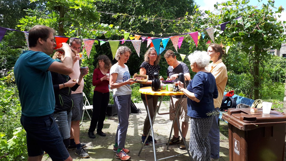 Gezelligheid! Met aardbeien en rabarber(cake) uit eigen tuin!