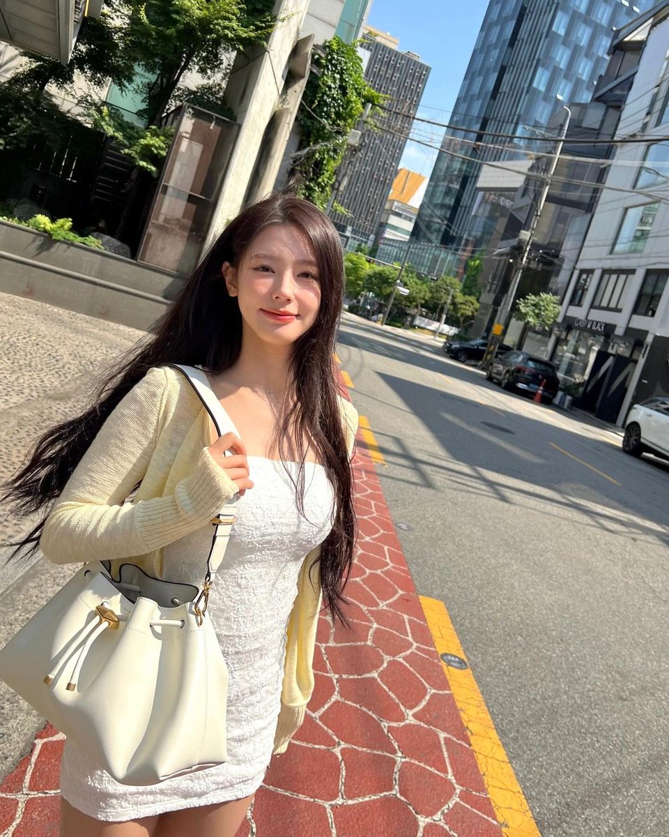 searchmiyeon's tweet photo. https://t.co/kiHMKMKMuz 💛 https://t.co/KcochgoBJY