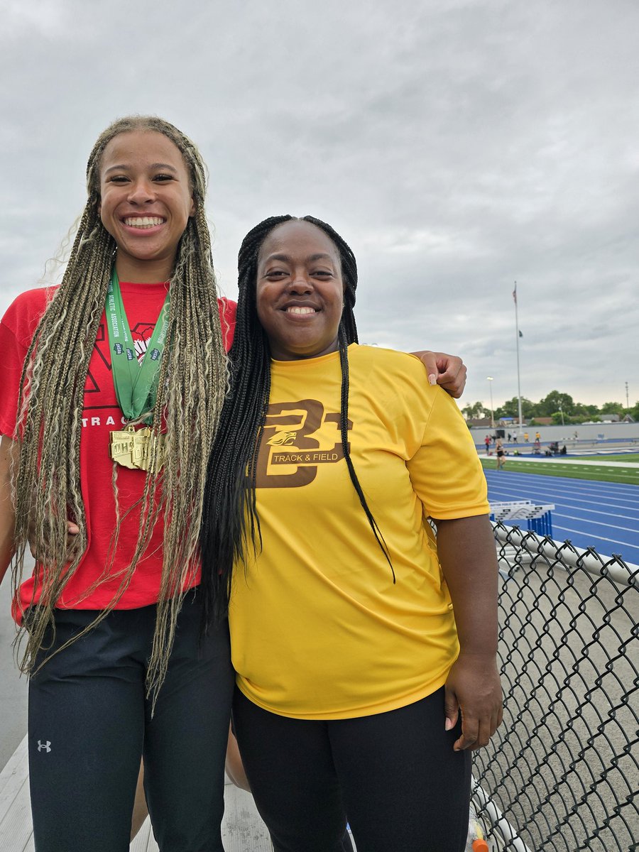 hlafit201's tweet photo. Teamwork !!!!! @rickeyawhite_ @OHIOHEATTC #hlaf #higherlevelathleticfitness 4 events 2 state championships 100m hurdles 300m hurdels 100m 6th place 4x1 runner up 💪🏿💪🏿💪🏿 #goals #accomplished #2024trackandfield https://t.co/0jiJSJ3yPu