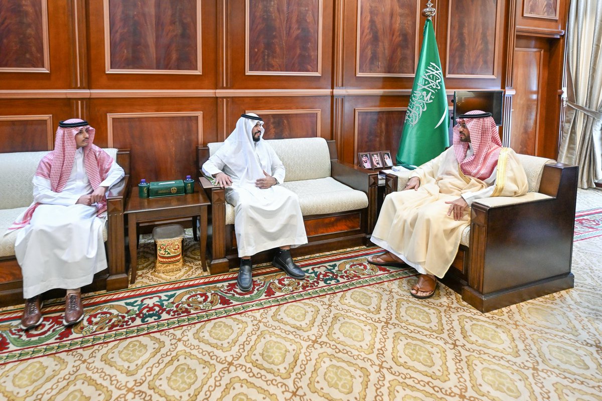 emara_hail's tweet photo. سمو #نائب_أمير_منطقة_حائل يستقبل مشرف مؤسسة الأميرة العنود الخيرية بالمنطقة والمشرف على ملتقى التطوع والشباب أ.أحمد النماصي يرافقه رئيس الملتقى أ.سلطان بن فلاح الشمري ويطلع على جانب من أعمال فرع المؤسسة وكافة الاستعدادات القائمة لإقامة الملتقى المزمع تنفيذه في شهر ديسمبر القادم. https://t.co/WzH7NrinPs