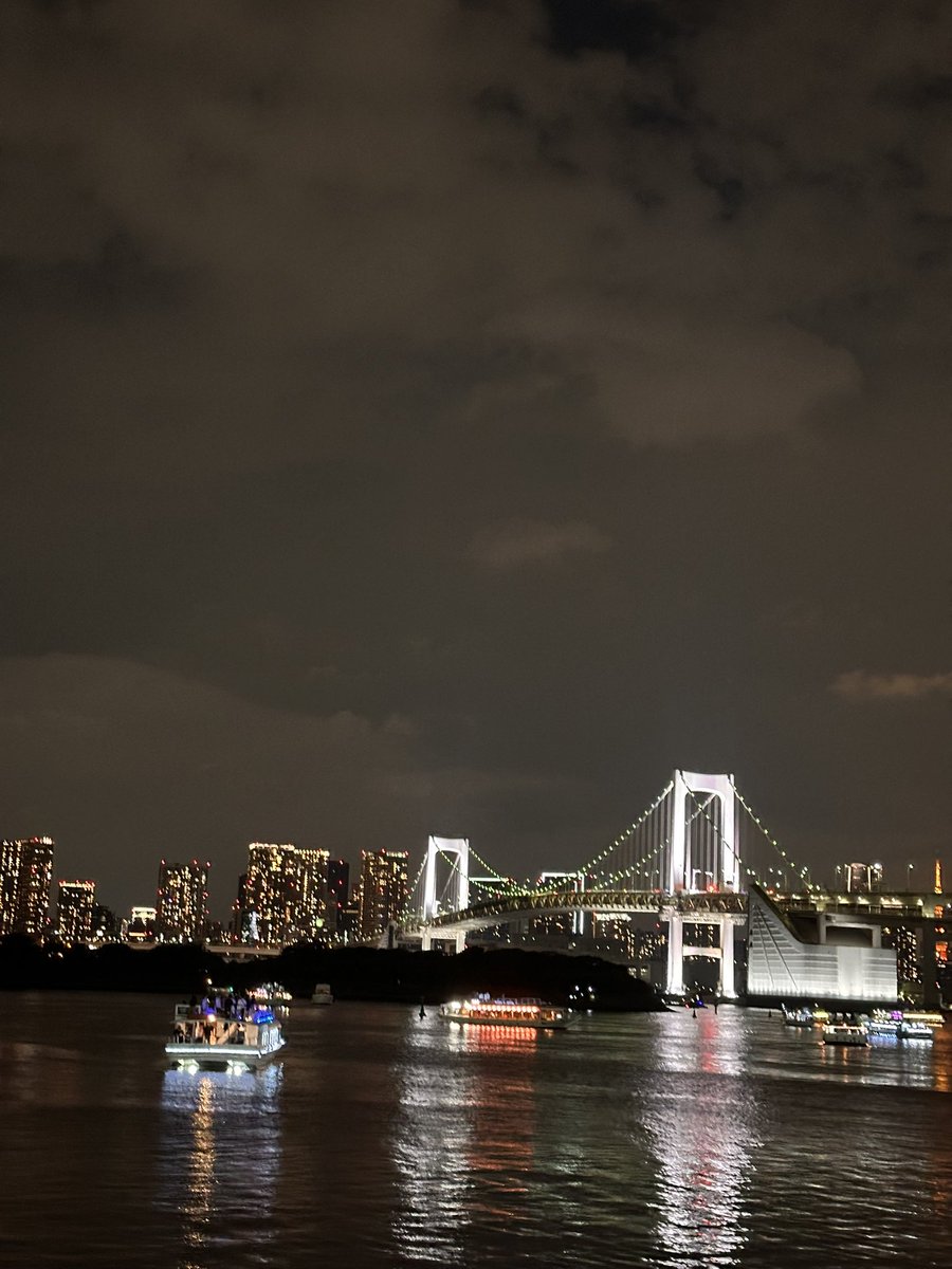 tamuyorke's tweet photo. 昨夜、本当に最高だったSTAR ISLANDが、今日は悪天候で中止になり、「その判断が遅い」の批判を見かけた。

当然、中止にすれば、払い戻しなども発生する。だけど、運営サイドが中止か否かの判断を粘った理由は絶対に"お金"ではない、と断言できる。

2019年のゴールデンウィーク前後に兵庫県川西の満願寺で西野亮廣さんと光る個展を2週間、開催した。 毎日、たった数時間の開催に数千人が押し掛ける個展だった。

個展を楽しみにして、全国各地から新幹線や飛行機に乗り、ホテルを予約して、川西の山奥に来てくれている人たちがいた。

ゴールデンウィークのある日、夕方から土砂降りの雨。18時の開場を嘲り笑うように強まる雨足。雷も鳴り出し、近くには、ゴルフ場がある。

もし、落雷したら？死者や負傷者が出たら？

"雷警報の中、西野亮廣イベント決行で死者"という新聞の見出しが浮かんでは消え。

この日は吉本興業も西野さんも現場には来れない日だった。半泣きで「どうしましょう」と電話したら、オーガナイザーである私に判断は委ねられた。え？私？！過ぎるってば。笑

でも、17時ぐらいから列が出き始めて、気付けば、長蛇の列。

近所に住んでる、関西に住んでる、他に来れる選択肢のある人ならわざわざこんな雨の日に来てないはずで。

そう思うと「中止」の判断をすぐにできなかった。「雷警報が出てる」という明確な中止理由があっても、なかなか「中止」にできなかったのは、開催したら入って来るお金とかそんなモノではなく、"楽しみにしてくれているお客さんが目の前に居たから"だった。本当に、それだけ、だった。

何度も何度も雨雲レーダーを更新して見まくった。粘りに粘りまくった。並んでるお客さんに判断し兼ねてる事を伝えた。もう中止にしても、決行にしても、どっちにしても…な空気が漂っていた。

開場時間が過ぎて「いや、もう、さすがに…」とスタッフにインカムで中止を連絡しようとした時、雨足が急に弱まり、一応…と確認した雷警報も解除。

5年前はたまたま、嘘みたいな奇跡が起きたけど、今回の主催者の気持ちは、痛いほど、わかる。

来年のSTAR ISLANDはめっちゃ晴れますように。