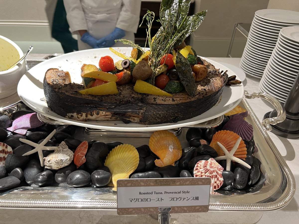 mokomokodesuga's tweet image. 夕食
お昼とは違う料理をメインにご紹介
①ランチ時に伺ってたマグロ美味しすぎました！
キャストが取り分けてくれます🐠
②夜のパスタ
③ココットに入ったブイヤベース
④デニッシュはメロン
他の方もポストしてるかもしれませんがパンどれも美味！
#ファンタジースプリングスホテル #FSH #tdr_food