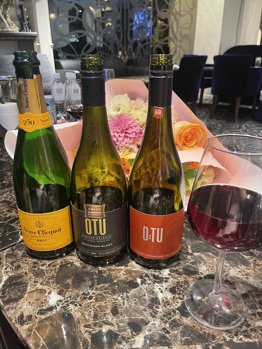 OTUwine's tweet photo. 親友の #お誕生日祝い🥂🍷💐🎉💖
 #ソーヴィニヨンブランLR #ピノノワール 蛤の肉詰め蒸し、鴨のピノ風味焼き、ニンニン風味の鮑焼き、スペアリブの甘酢煮を作った❣️#OTUワイン #ニュージーランドワ���ン #成城石井 https://t.co/HyvJLefwiH