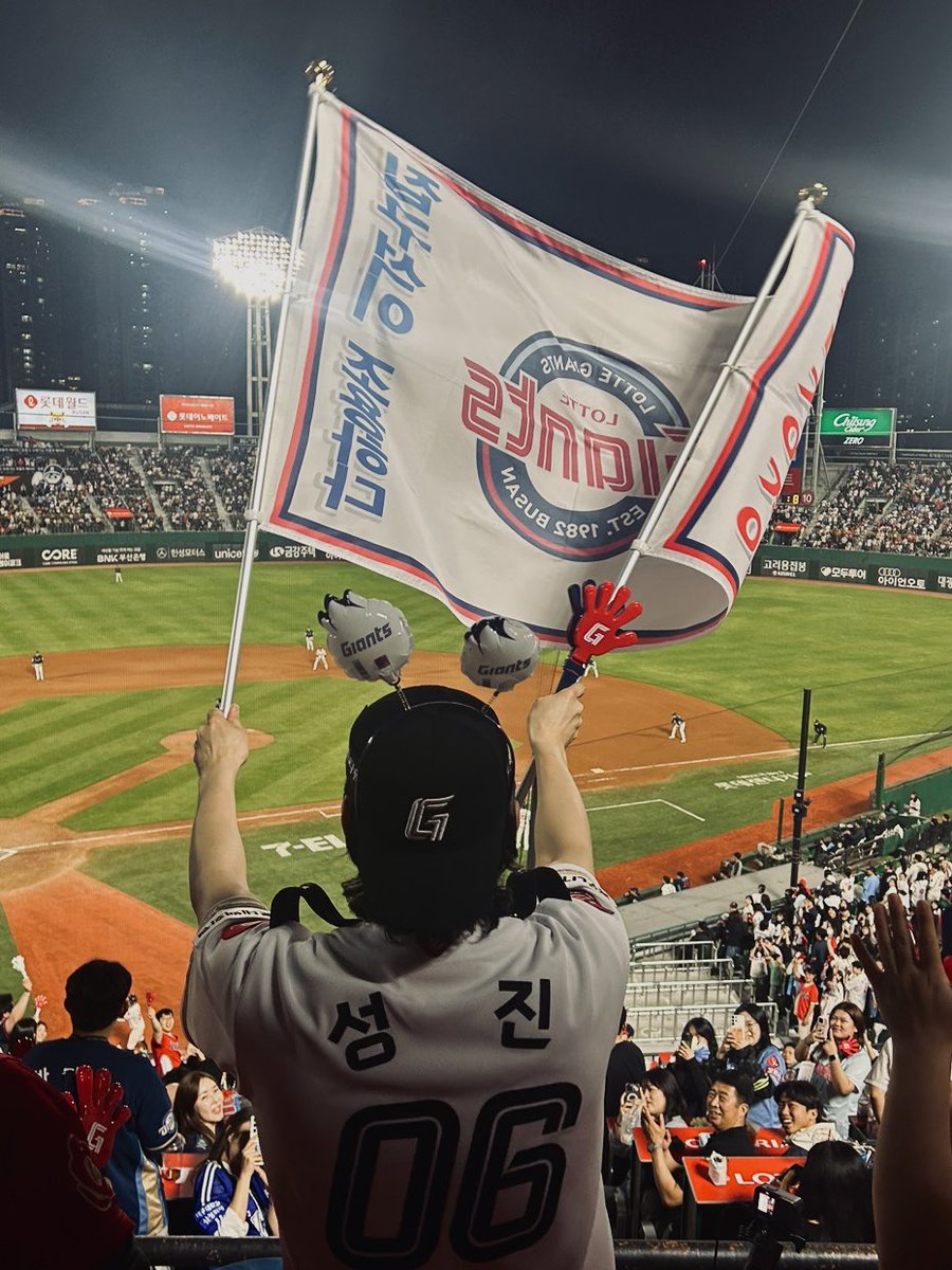 [ #DAY6_BEHIND ]

응원에 진심인 승리요정의 뒷모습🧚

잊지 못할 한 페이지가 될 홈런⚾️과
함께한 오늘의 역전승이 참 예뻤어🎵

#DAY6 #데이식스
#성진 #SUNGJIN
#롯데자이언츠