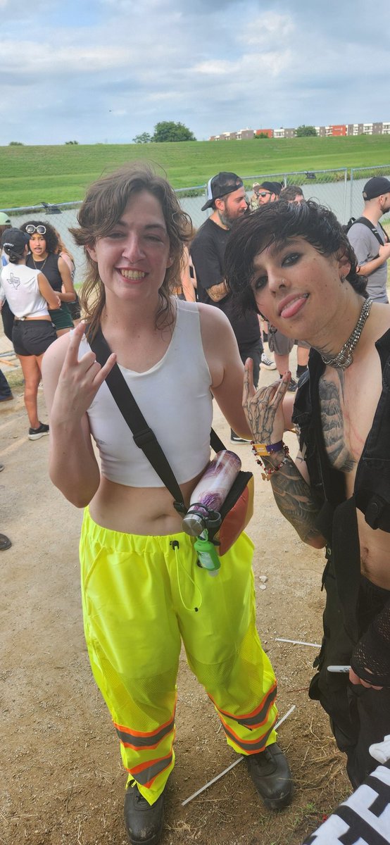 EveLarboard's tweet photo. Wednesday I went to see @tx2official and @TFP_devotion on their tour and then saw them again yesterday at @sowhatmusicfest !

Also pumped to see @3OH3 @maydayparade and @UnderoathBand ! https://t.co/7TLkWKY75Y