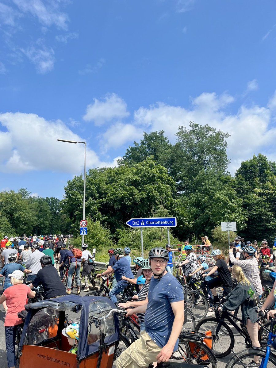KlomezK's tweet photo. Mal ‘ne andere Art von Stau an der Autobahnauffahrt. So muss das! Berlin ruft die #Radvolution aus. #Sternfahrt https://t.co/uutKpczekZ