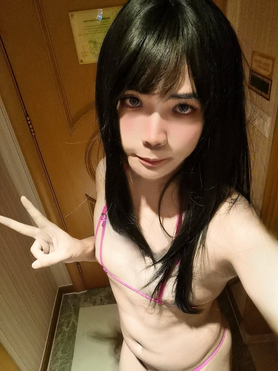下单了一顶顺直发，马上舒服！
一个经验：没办法打理假发的话，一定要买顺直发，别买大波浪。
出来出差没时间化妆，发个素颜吧哈哈哈，图2是p出来的妆，感觉素颜还可以？也可能是选不到合适的妆。
#伪娘 #女装 #crossdresser