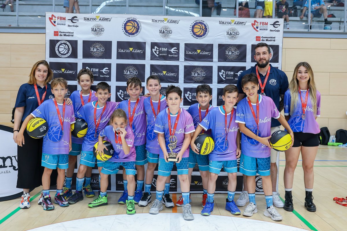 FBMadrid's tweet photo. #DíaMiniFBM l Así ha terminado la #LigaMarcoAldany Benjamín masculino de 2º año.  

🥇Campeón: @UrosDeRivas Marsan
🥈Subcampeón: @CBCMostoles 
🥉Tercer clasificado: Saltium @AlcorconBasket 
4⃣ Cuarto clasificado: @GSDAlcalaB @cbalcala https://t.co/G3kL5qQonn
