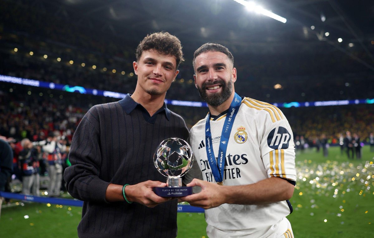 SoyMotor's tweet photo. 👀 ¡Lando Norris se 'infiltró' en la celebración del Real Madrid tras ganar la Champions!

🔥 El piloto de McLaren fue el encargado de entregarle el trofeo de mejor jugador del partido a Dani Carvajal

[📸@ChampionsLeague]  #UCLfinal https://t.co/Ri70e5pqgY
