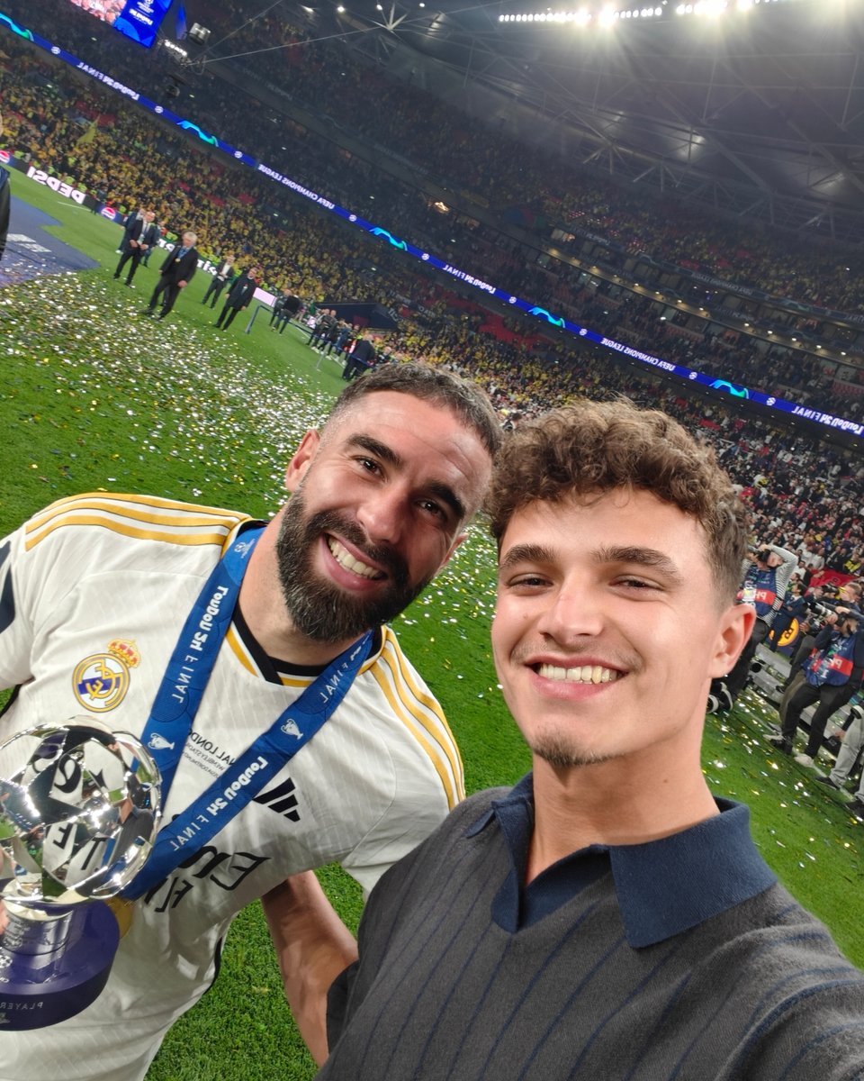 SoyMotor's tweet photo. 👀 ¡Lando Norris se 'infiltró' en la celebración del Real Madrid tras ganar la Champions!

🔥 El piloto de McLaren fue el encargado de entregarle el trofeo de mejor jugador del partido a Dani Carvajal

[📸@ChampionsLeague]  #UCLfinal https://t.co/Ri70e5pqgY
