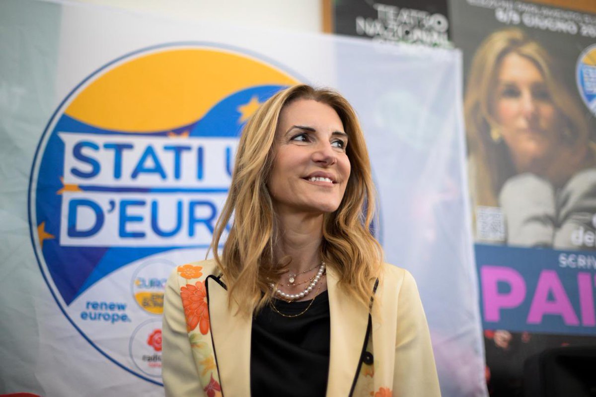 raffaellapaita's tweet photo. L’idea di scrivere questa lettera è scaturita da una bellissima conversazione con la mia “figlioccia” Laura che, con passione e nitidezza, mi ha raccontato i desideri e le speranze che condivide con altre giovani donne.  Il desiderio di realizzarsi nello studio e nel lavoro, di farsi una famiglia, di vivere con pienezza la propria autodeterminazione, di essere libere e non aver paura. Dei propri sogni, delle proprie ambizioni. 

Nelle parole di Laura mi sono ritrovata, ho riconosciuto la traiettoria della mia vita, nel corso della quale sono sempre stata fieramente ambiziosa. E per questo ho pagato anche non pochi prezzi. Le mie battaglie, le cadute rovinose, la forza di rialzarsi, il porsi sempre obiettivi nuovi , la determinazione nel non lasciare che le gambe che tremano diventino immobilismo.  

Oggi mi sento di dire che ne è valsa e continuerà a valerne la pena: per me stessa e per le altre donne, perché ho sempre pensato la mia non solo come una corsa solitaria,  ma anche come una continua sfida da vincere con e per le altre donne. 

Allora alle tante giovani donne come Laura che vivono e combattono per affermarsi voglio dire di non aver paura dei propri sogni e delle proprie ambizioni. Quando non ci sono soffitti, il cielo è il limite. Siate ambiziose e orgogliose di esserlo. Tenete duro, credeteci, gettate il cuore oltre l’ostacolo, sfidate tutto e tutti. 

Fatelo per voi stesse e fatelo per tutte le ragazze che nel mondo reclamano il diritto ad essere libere e ambiziose. 

“Non c'è limite a ciò che noi donne possiamo realizzare." (Michelle Obama)
#StatiunitidEuropa #ScriviPaita