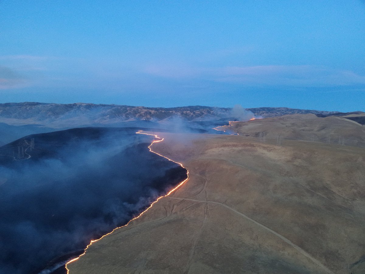 calfireSCU's tweet photo. #CorralFire [update] near Lawrence Livermore National Labratory Site 300 southwest of Tracy (San Joaquin County) is now 12,500 acres &amp; 15% contained. Strong winds &amp; dry grass have made it difficult to contain. 

Evacuation info: https://t.co/UbmUFnYKlx
@AlamedaCoFire @SJC_OES https://t.co/4x30Fjblt4