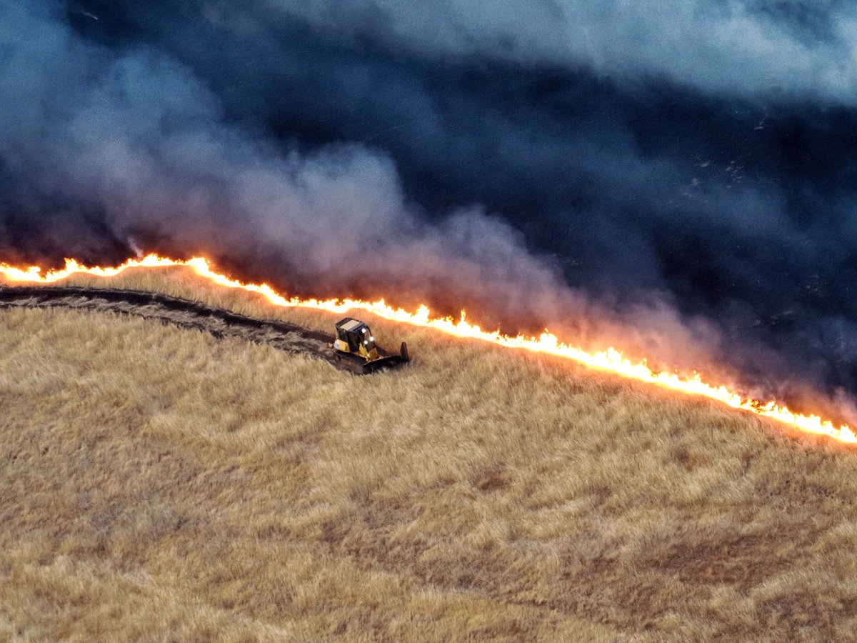 calfireSCU's tweet photo. #CorralFire [update] near Lawrence Livermore National Labratory Site 300 southwest of Tracy (San Joaquin County) is now 12,500 acres &amp; 15% contained. Strong winds &amp; dry grass have made it difficult to contain. 

Evacuation info: https://t.co/UbmUFnYKlx
@AlamedaCoFire @SJC_OES https://t.co/4x30Fjblt4