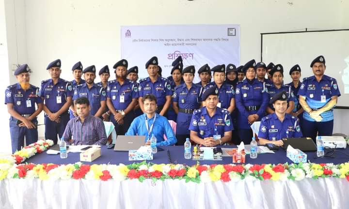 নড়াইল জেলা পুলিশে প্রশিক্ষণ কর্মশালা অনুষ্ঠিত বক্তব্য রাখছেন এসপি মেহেদী হাসান