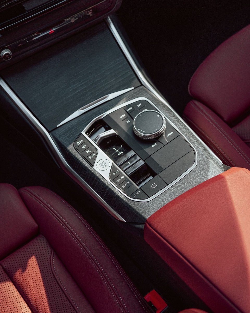 BMW's tweet photo. Luxury in the details. 🔍

The new BMW 3 Series.
#THENEW3 #BMW https://t.co/dKEjVczu7T