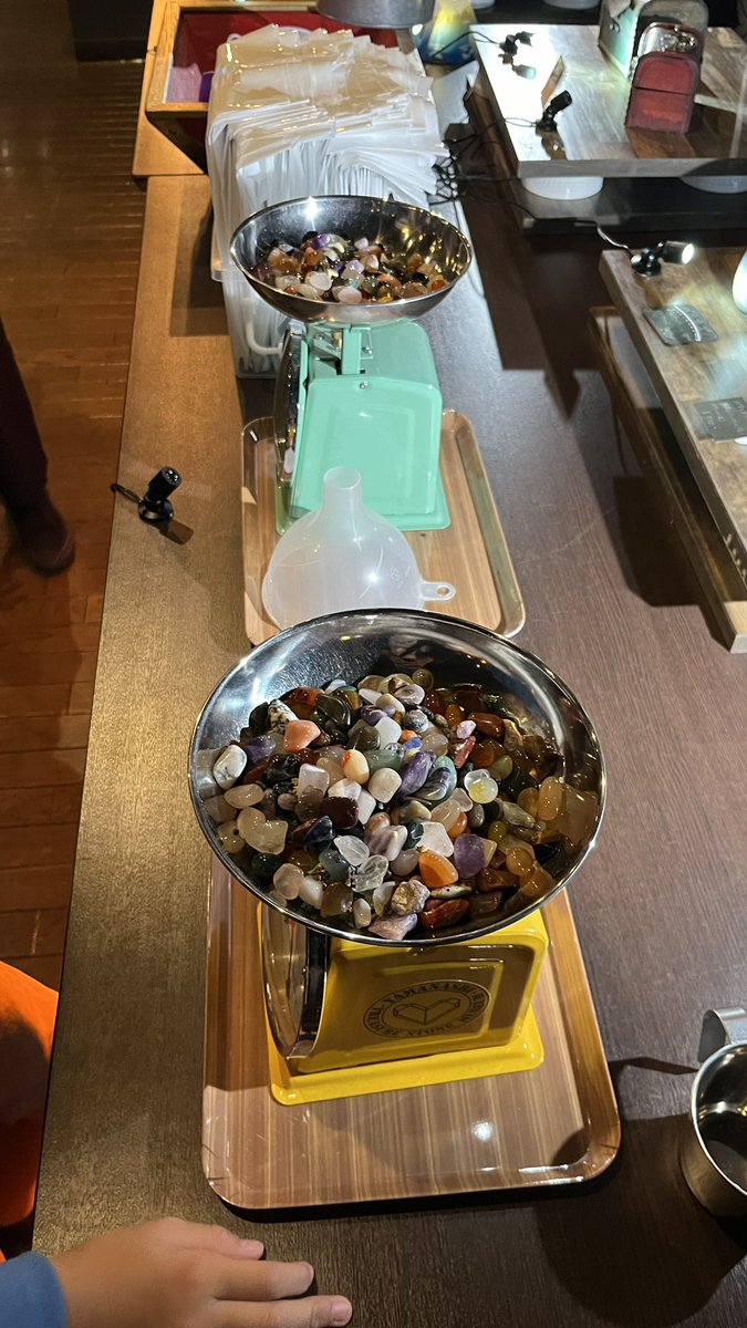 figment3232's tweet photo. 河口湖の石の博物館へ。
30分でコップ1杯分取り放題で1100円!
普通の遊園地とかでやってるより大量に取れる!!雨の日にはオススメかも。
#石の博物館 #HOTTE https://t.co/zcex988bIX