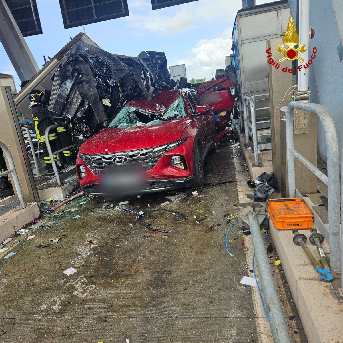 Radio1Rai's tweet photo. 🔵#Incidente al #casello autostradale dell'A12 a #Rosignano (LI). Almeno 3 le vetture coinvolte, 3 le vittime, 5 i feriti, gravi danni alla struttura. Uno dei veicoli si è schiantato contro le altre vetture, già in coda, e si è poi ribaltato. Sul posto i Vigili del fuoco. https://t.co/KXgyvWPPgO