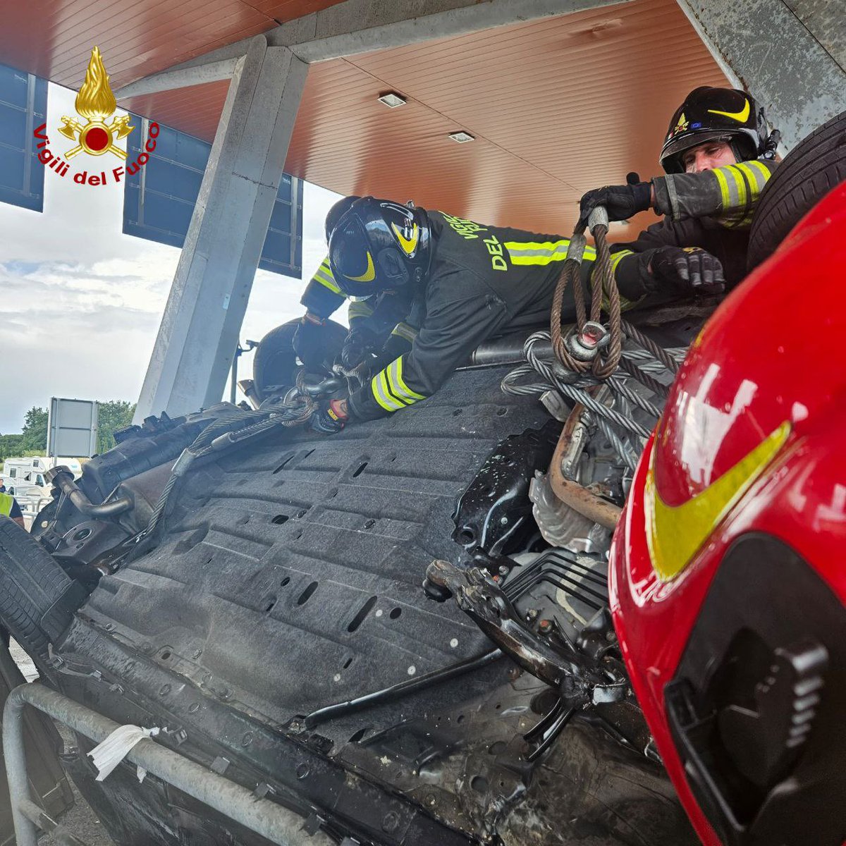 Radio1Rai's tweet photo. 🔵#Incidente al #casello autostradale dell'A12 a #Rosignano (LI). Almeno 3 le vetture coinvolte, 3 le vittime, 5 i feriti, gravi danni alla struttura. Uno dei veicoli si è schiantato contro le altre vetture, già in coda, e si è poi ribaltato. Sul posto i Vigili del fuoco. https://t.co/KXgyvWPPgO